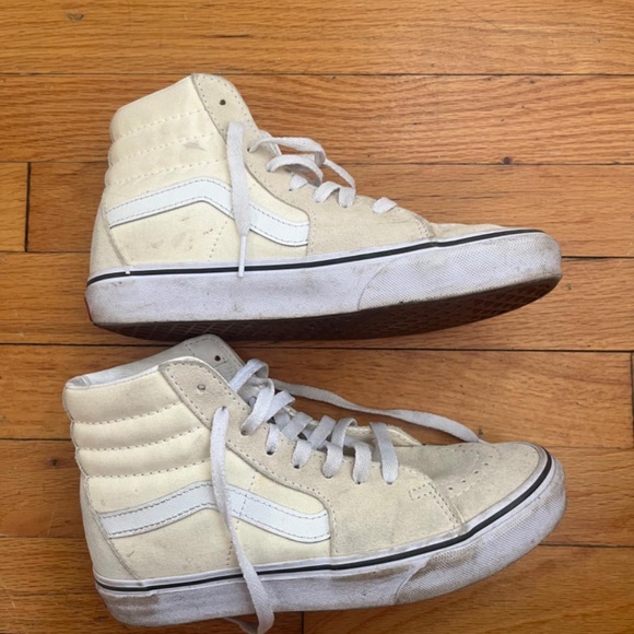 Vans Sk8-Hi Shoe in a cream suede, size 7 womens / size 5.5 mens - Picture 2 of 6